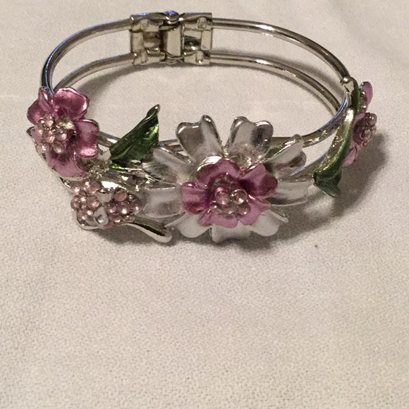 Jewelry - 💃NWOT Outrageous Rhinestone Flower Cuff Bracelet